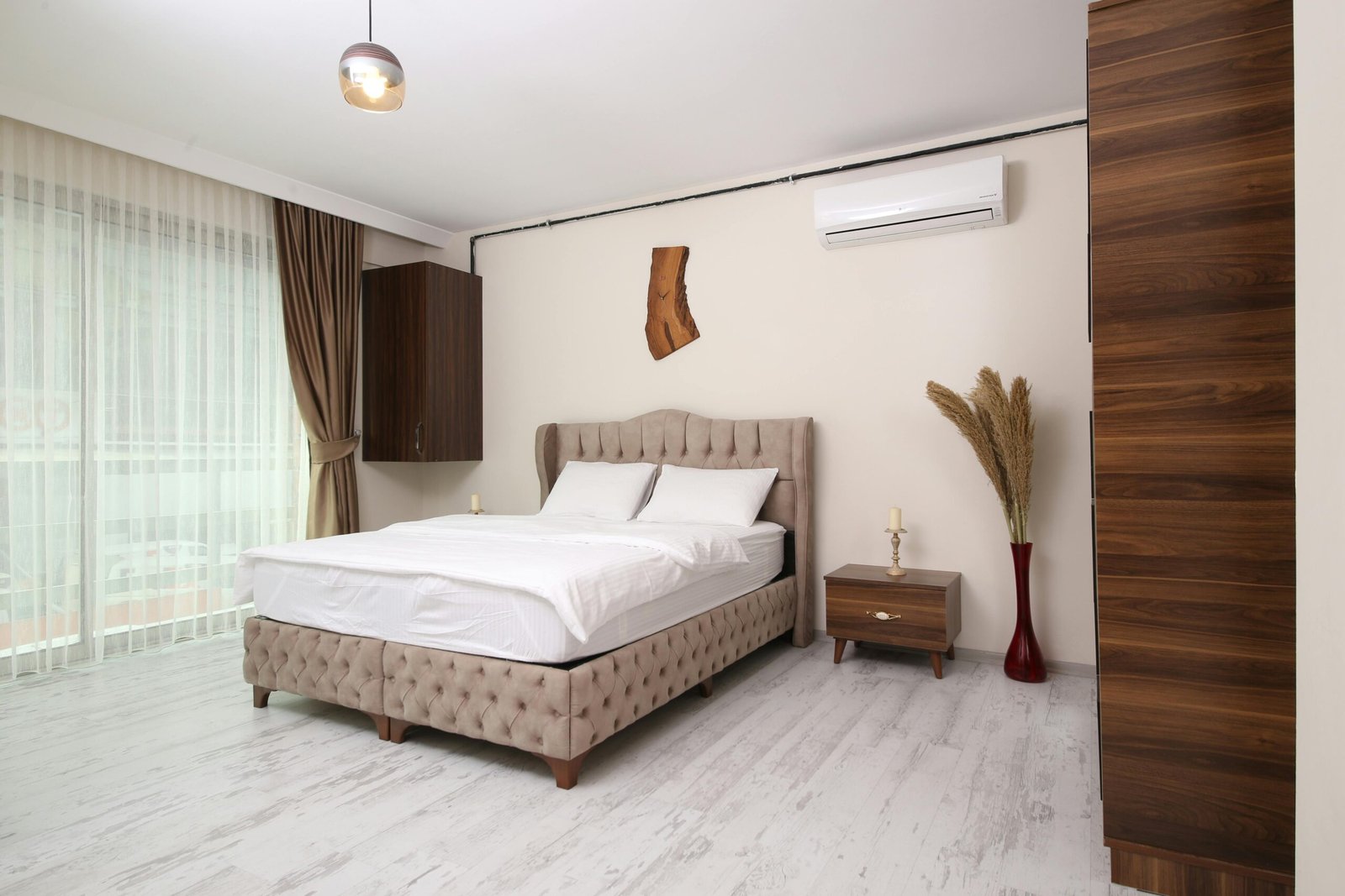 Service-1-min (1) Bright and airy modern bedroom in Istanbul with minimalist design and luxury amenities.